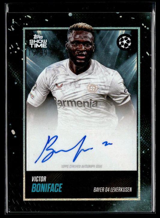 2024-25 Victor Boniface 19/49 Autographe Topps Showtime UEFA Club Competitions